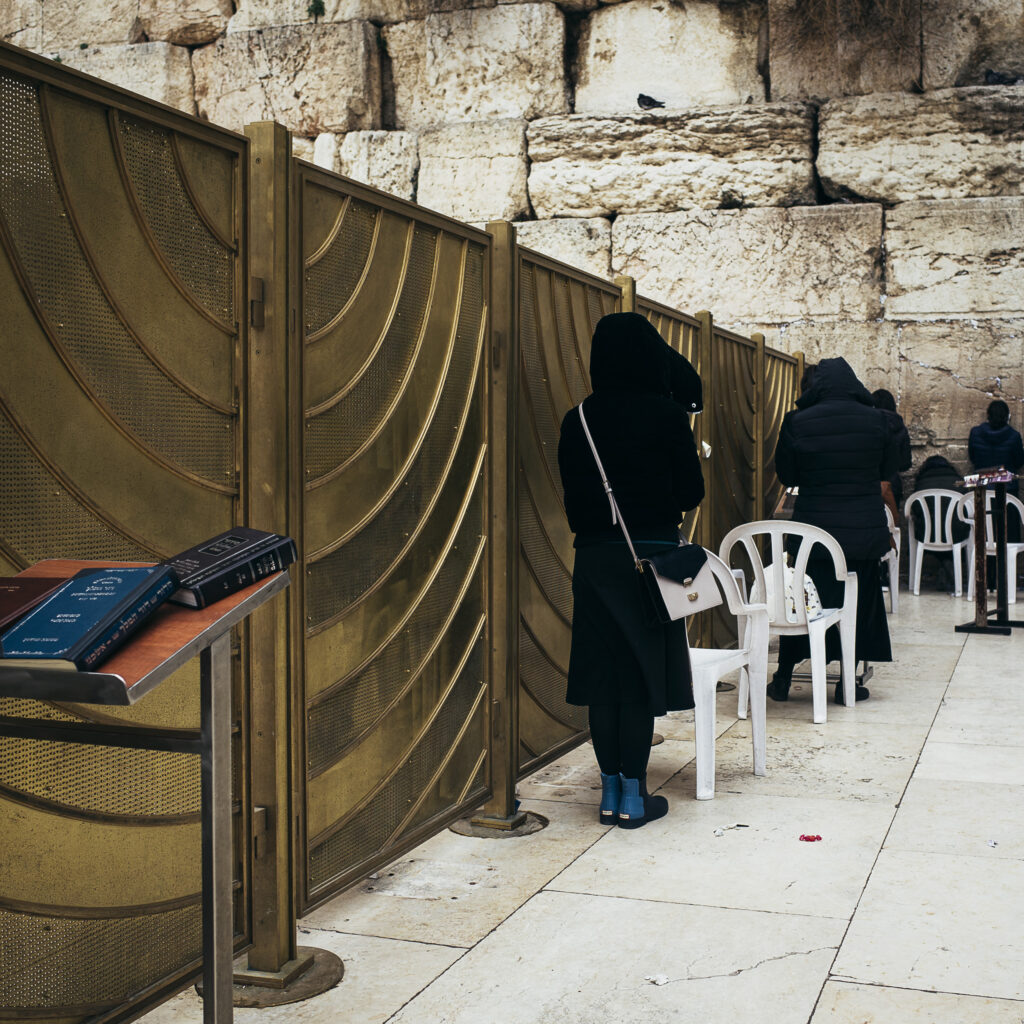 "Treffen wir uns in der Mitte" Fotobuch mit begleitenden Texten von Sabine Kneidinger und Frank Niedertubbesing.