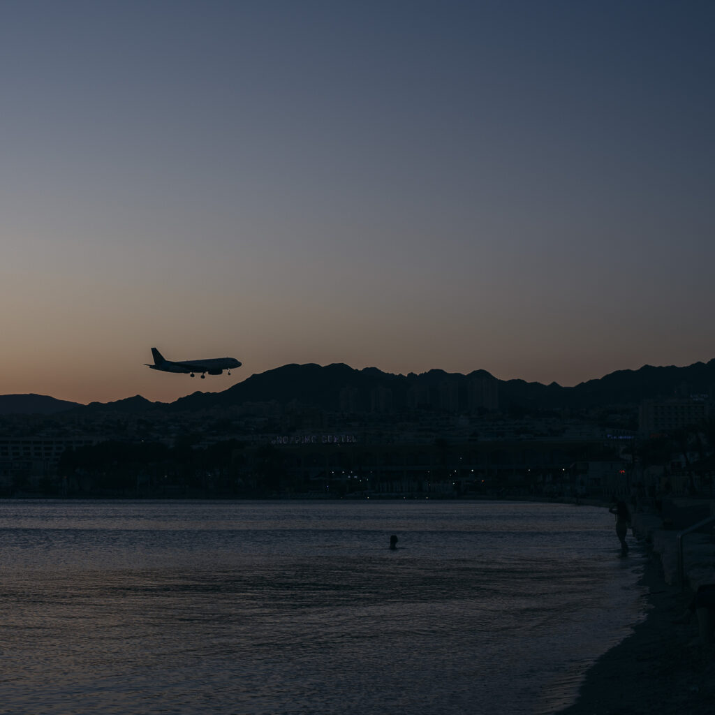 "Treffen wir uns in der Mitte" Fotobuch mit begleitenden Texten von Sabine Kneidinger und Frank Niedertubbesing.
