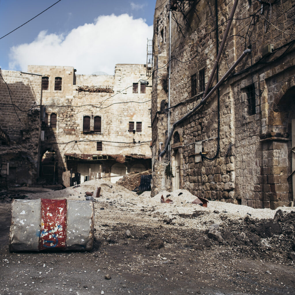 "Treffen wir uns in der Mitte" Fotobuch mit begleitenden Texten von Sabine Kneidinger und Frank Niedertubbesing.