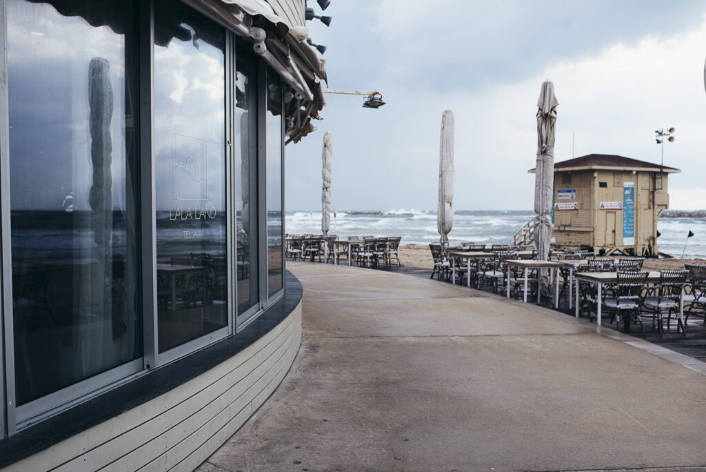 "Treffen wir uns in der Mitte" Fotobuch mit begleitenden Texten von Sabine Kneidinger und Frank Niedertubbesing.