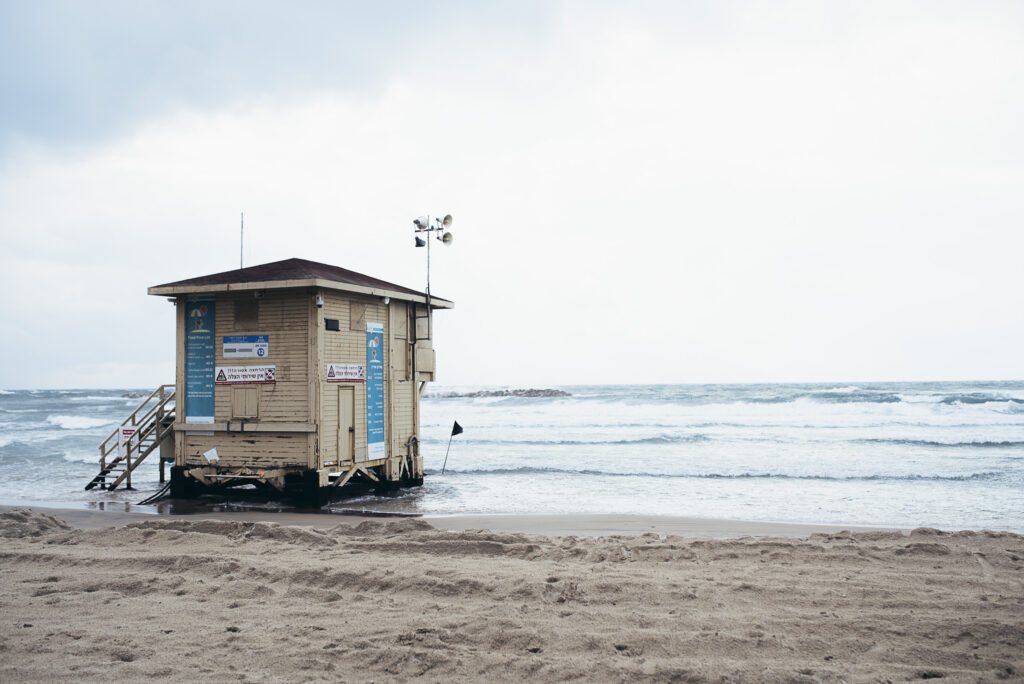 "Treffen wir uns in der Mitte" Fotobuch mit begleitenden Texten von Sabine Kneidinger und Frank Niedertubbesing.