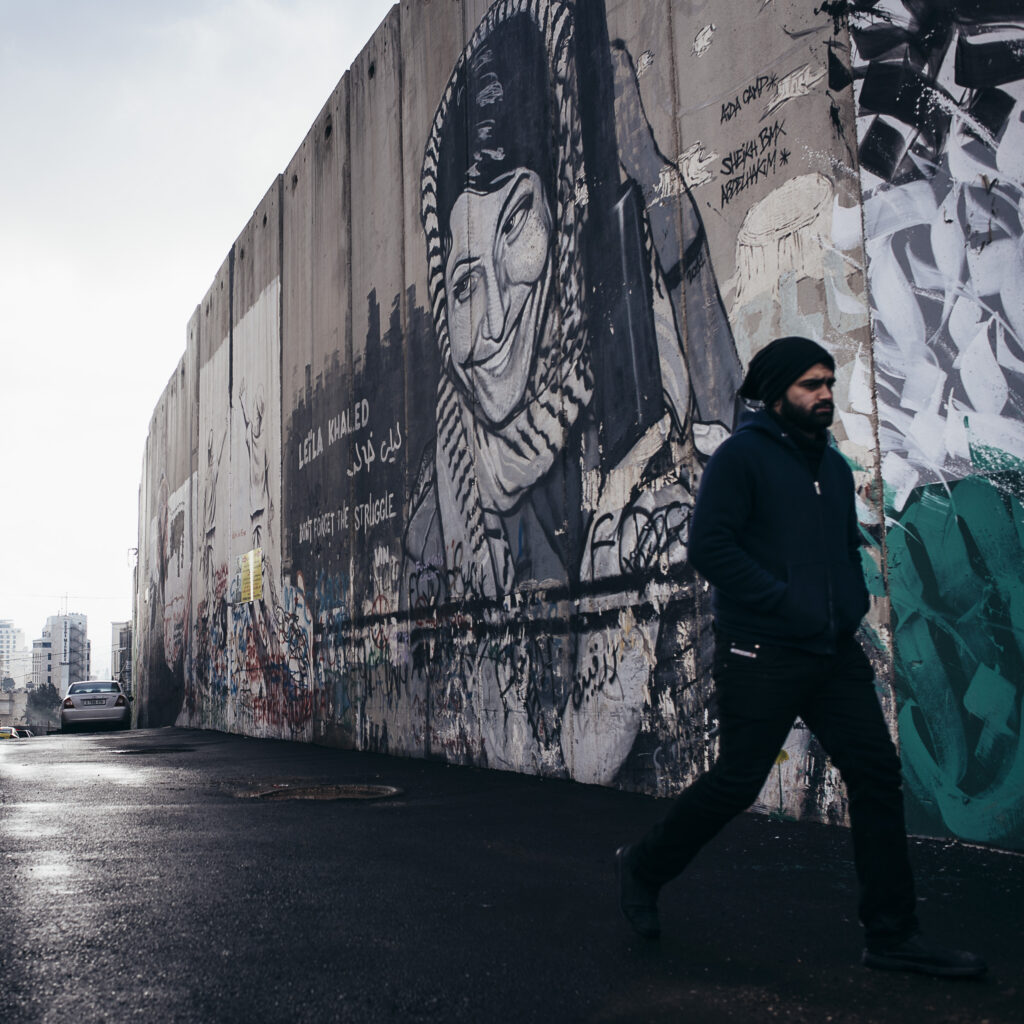 "Treffen wir uns in der Mitte" Fotobuch mit begleitenden Texten von Sabine Kneidinger und Frank Niedertubbesing.
