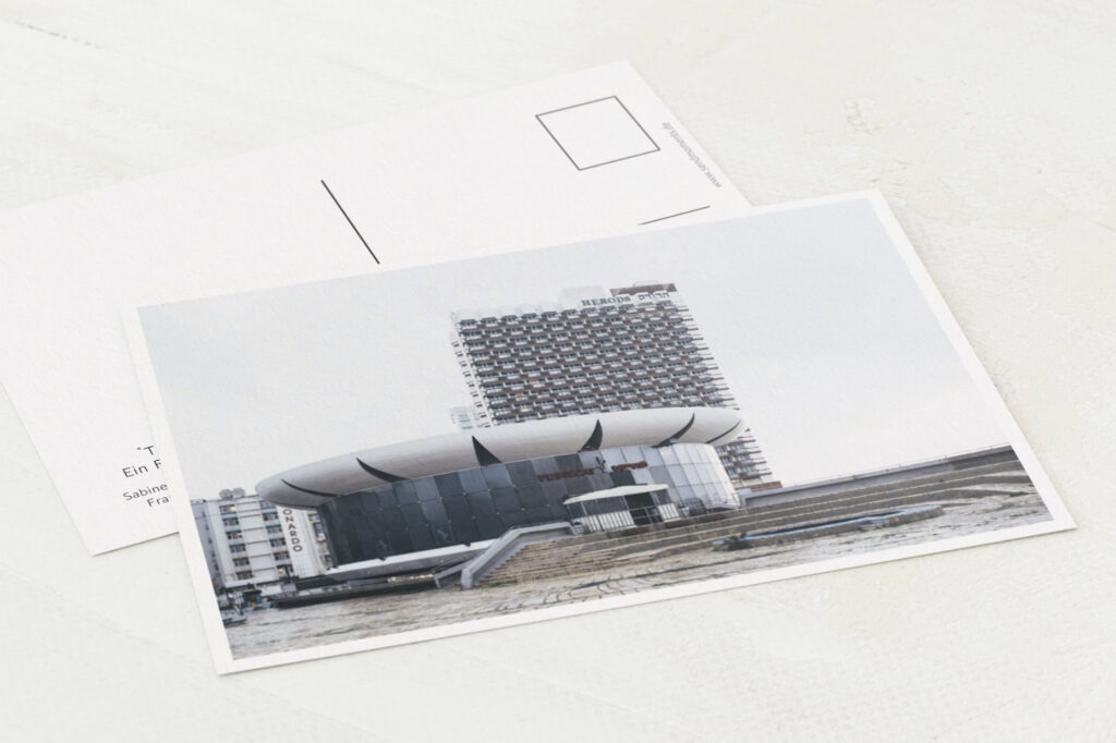 "Treffen wir uns in der Mitte" Fotobuch mit begleitenden Texten von Sabine Kneidinger und Frank Niedertubbesing.