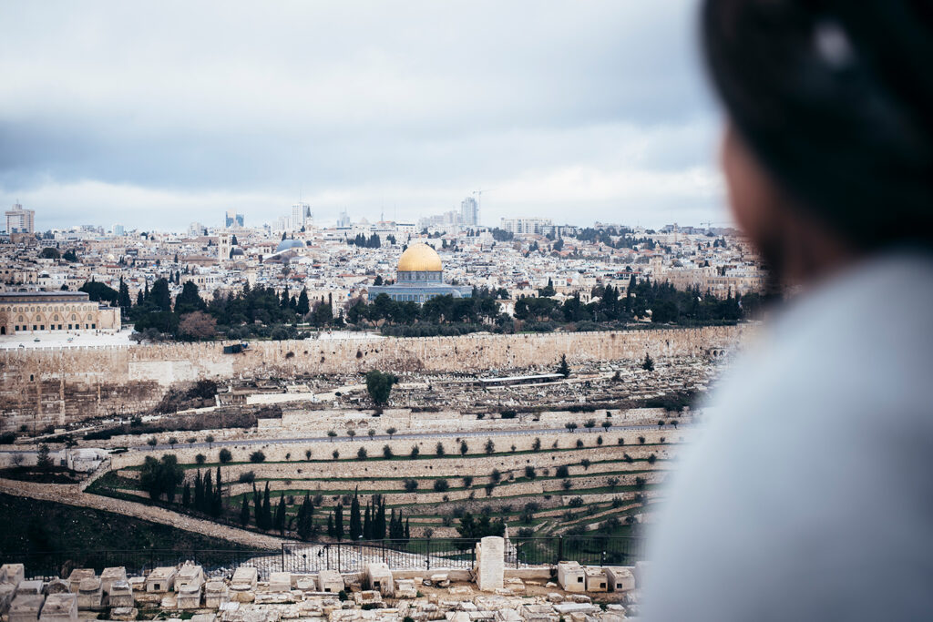 "Treffen wir uns in der Mitte" Fotobuch mit begleitenden Texten von Sabine Kneidinger und Frank Niedertubbesing.