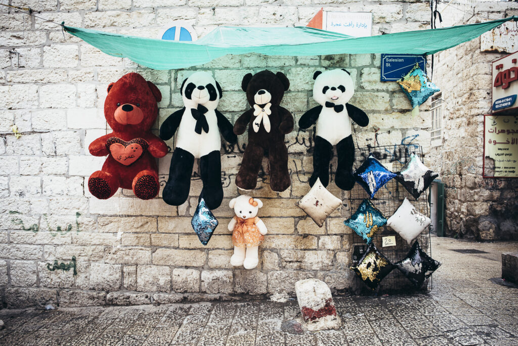 "Treffen wir uns in der Mitte" Fotobuch mit begleitenden Texten von Sabine Kneidinger und Frank Niedertubbesing.